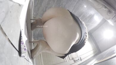 新流出厕拍大神找到一份给KTV送酒的工作趁此机会潜入女厕偷拍小姐尿尿妹妹们质量都不错丝袜高跟大长腿